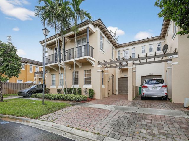  4 BR,  3.00 BTH &nbsp; style home in Davie