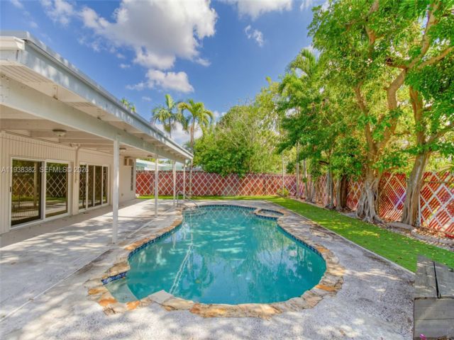  4 BR,  2.00 BTH &nbsp; style home in Hollywood