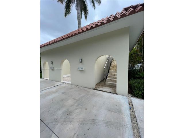  4 BR,  3.00 BTH &nbsp; style home in Pinecrest