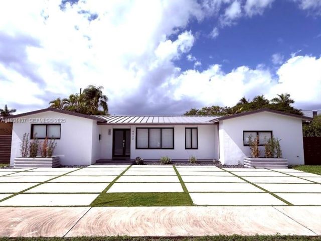  3 BR,  3.00 BTH &nbsp; style home in Miami