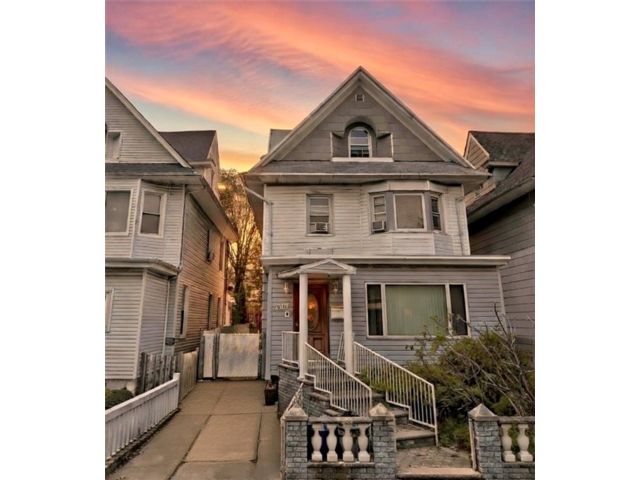 5 BR,  5.00 BTH &nbsp;Multi-family style home in Bensonhurst