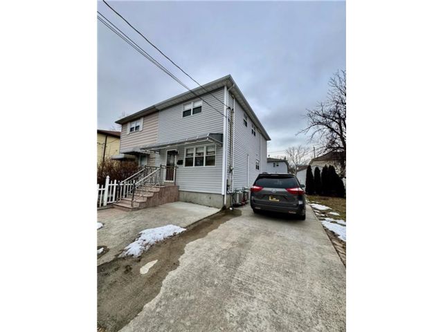  3 BR,  3.00 BTH &nbsp;Single family style home in Mariners Harbor