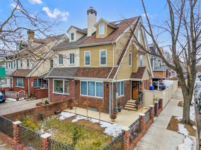  4 BR,  4.00 BTH &nbsp;Single family style home in Bensonhurst