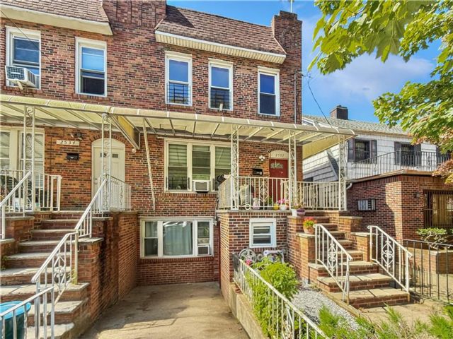  6 BR,  3.00 BTH &nbsp;Multi-family style home in Sheepshead Bay