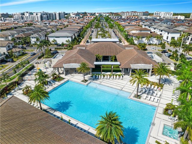  2 BR,  2.50 BTH &nbsp;Condo style home in Miami