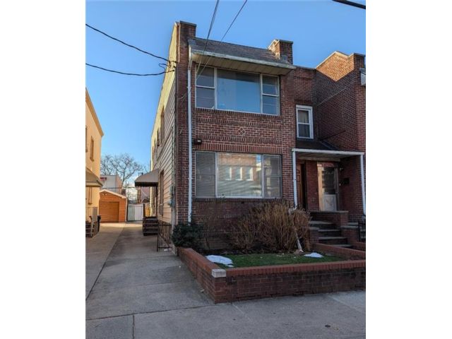  4 BR,  0.00 BTH &nbsp;Multi-family style home in Bensonhurst
