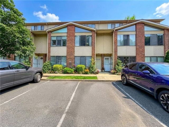  3 BR,  2.00 BTH &nbsp;Condominium style home in Bay Terrace