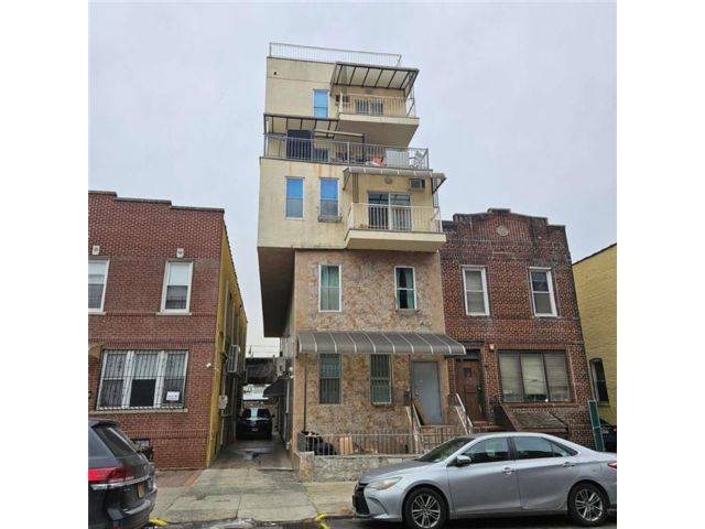  9 BR,  0.00 BTH &nbsp;Multi-family style home in Brighton Beach