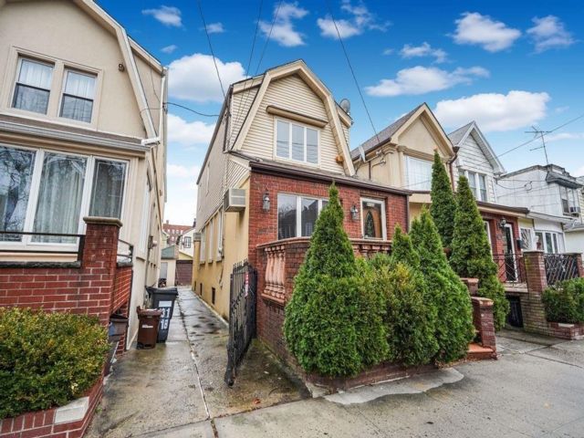  3 BR,  3.00 BTH &nbsp;Single family style home in Sheepshead Bay