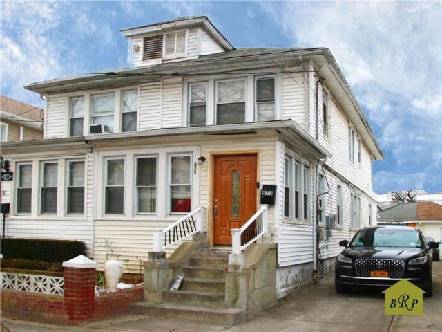  3 BR,  3.00 BTH &nbsp;Single family style home in Midwood