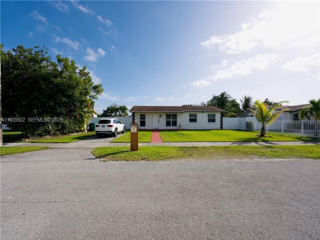  3 BR,  2.00 BTH &nbsp;Mini farm style home in Kendall
