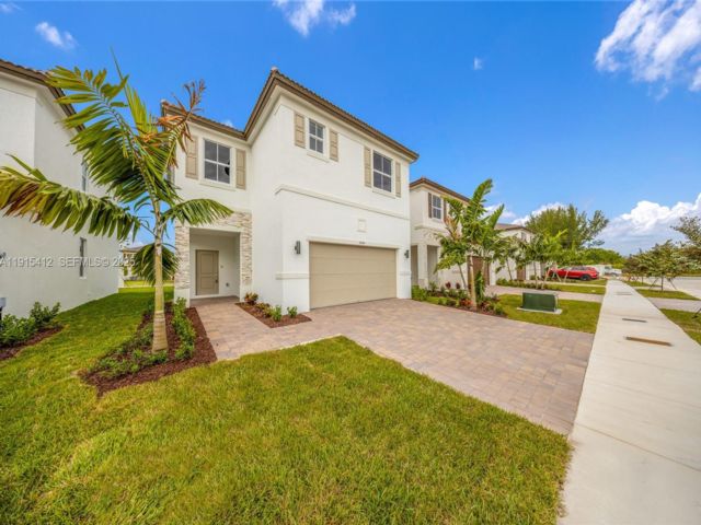  4 BR,  2.50 BTH &nbsp;2 story style home in Florida City