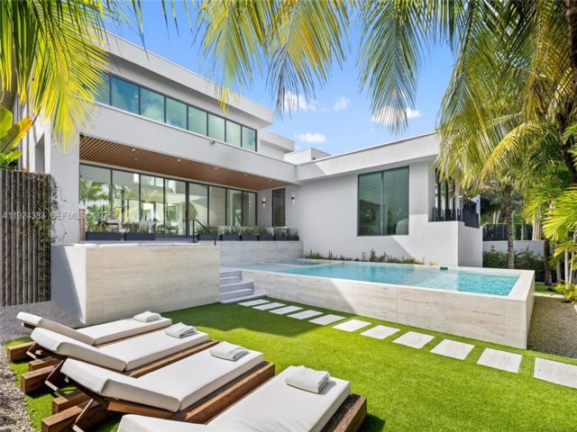  5 BR,  4.50 BTH &nbsp; style home in Miami