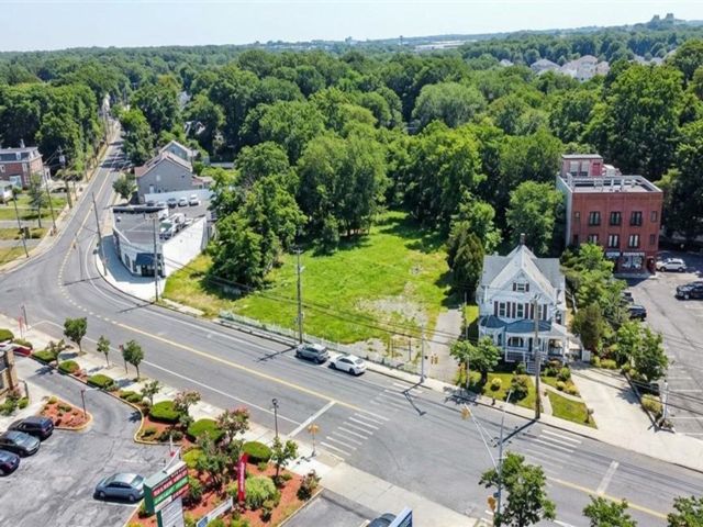 Lot <b>Size:</b>  &nbsp;Land style home in Pleasant Plains
