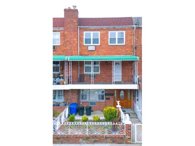  6 BR,  3.50 BTH &nbsp;Multi-family style home in Canarsie