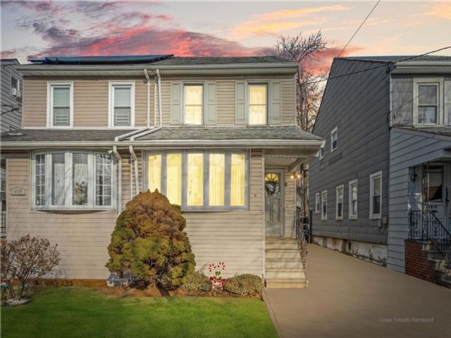  3 BR,  1.00 BTH &nbsp;Single family style home in Flatlands