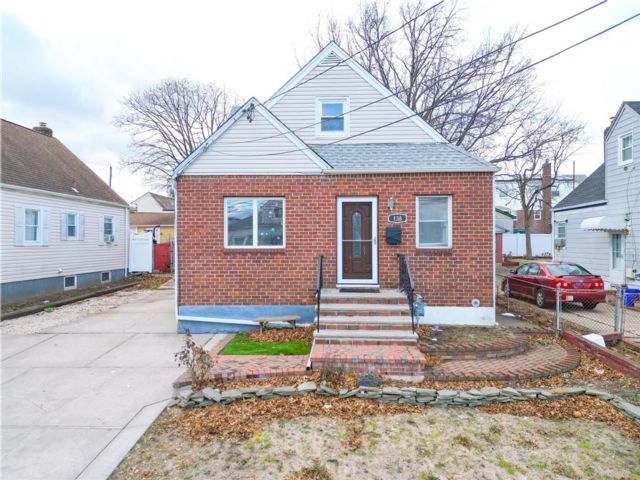  4 BR,  3.00 BTH &nbsp;Single family style home in North Valley Stream