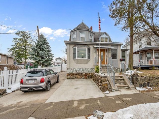  4 BR,  3.00 BTH &nbsp;Single family style home in Tottenville