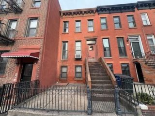  3 BR,  3.00 BTH &nbsp;Multi-family style home in Park Slope