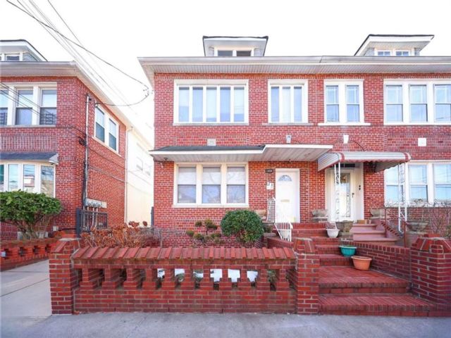  7 BR,  5.00 BTH &nbsp;Multi-family style home in Dyker Heights