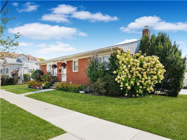  3 BR,  2.00 BTH &nbsp;Single family style home in New Dorp