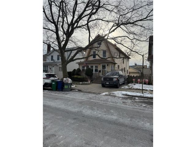  3 BR,  2.00 BTH &nbsp;Single family style home in Old Mill Basin