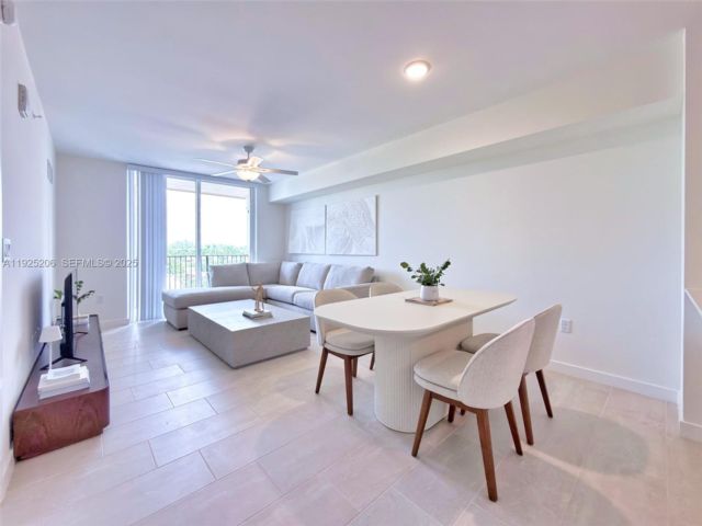  3 BR,  2.00 BTH &nbsp;Condo style home in Miami