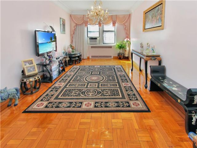  2 BR,  1.00 BTH &nbsp;Co-op style home in Midwood