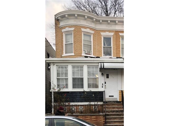  4 BR,  2.00 BTH &nbsp;Single family style home in East New York