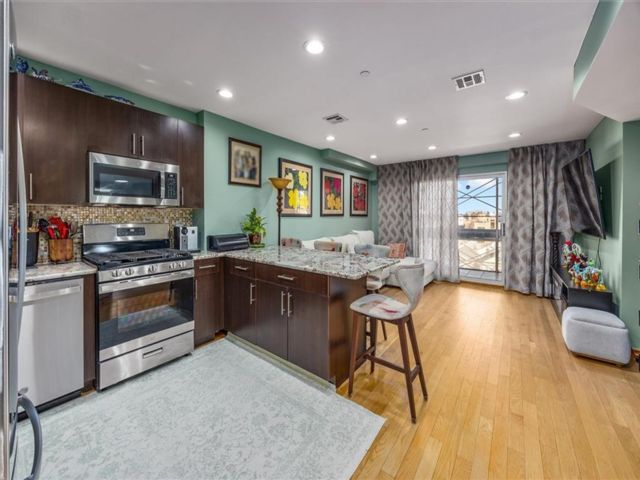  2 BR,  2.00 BTH &nbsp;Condominium style home in Brighton Beach