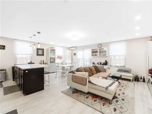  3 BR,  2.00 BTH &nbsp;Condominium style home in Seagate