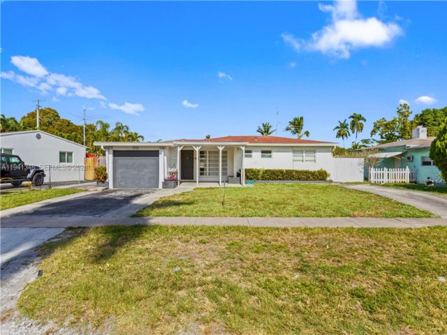  4 BR,  2.00 BTH &nbsp; style home in Hollywood