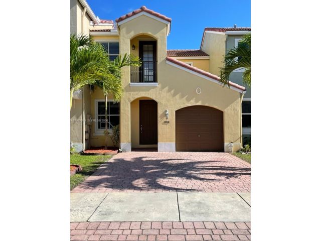 3 BR,  3.00 BTH &nbsp;Townhouse style home in Miami
