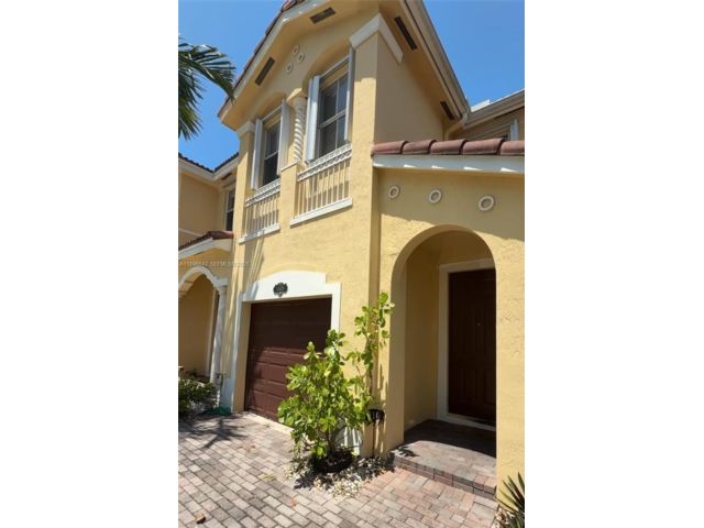  3 BR,  2.50 BTH &nbsp;Townhouse style home in Miami