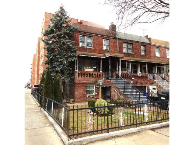  5 BR,  3.00 BTH &nbsp;Multi-family style home in Gravesend