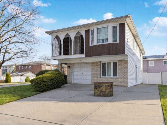 Studio,  0.00 BTH &nbsp;Multi-family style home in Willowbrook