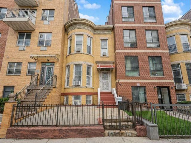  4 BR,  3.00 BTH &nbsp;Single family style home in Sunset Park