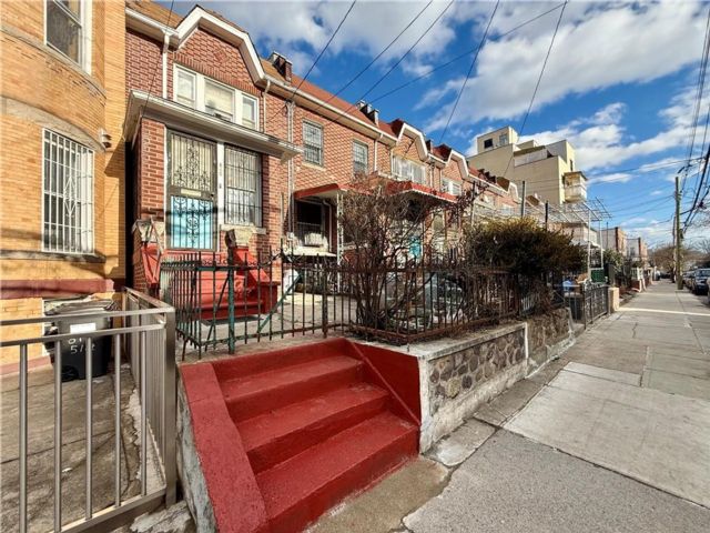  3 BR,  2.00 BTH &nbsp;Single family style home in Sunset Park