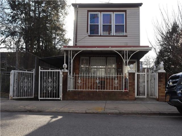  4 BR,  0.00 BTH &nbsp;Multi-family style home in Canarsie