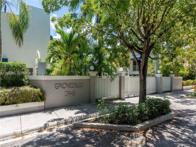  2 BR,  2.50 BTH &nbsp;Townhouse style home in Miami