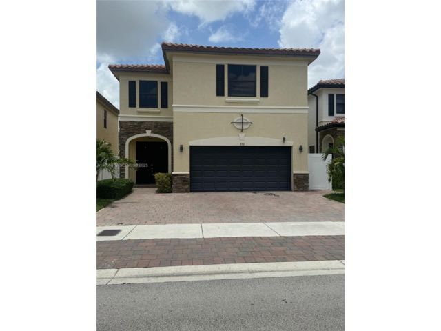 4 BR,  3.50 BTH &nbsp;European style home in Hialeah