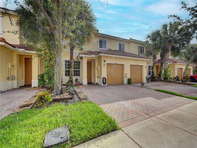  3 BR,  2.50 BTH &nbsp;Townhouse style home in Oakland Park