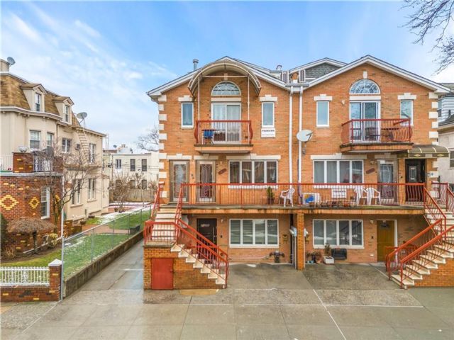  3 BR,  3.00 BTH &nbsp;Condominium style home in Bensonhurst