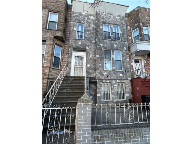  6 BR,  4.00 BTH &nbsp;Multi-family style home in Bushwick