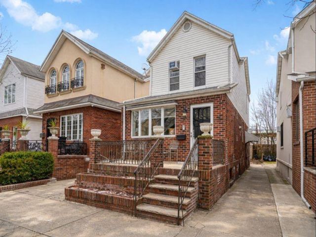  4 BR,  2.00 BTH &nbsp;Single family style home in Midwood
