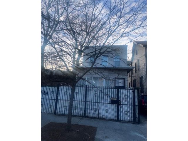  4 BR,  2.00 BTH &nbsp;Multi-family style home in East New York