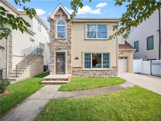  4 BR,  3.00 BTH &nbsp;Single family style home in Tottenville