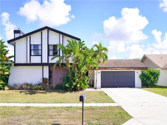  3 BR,  2.50 BTH &nbsp; style home in Wellington