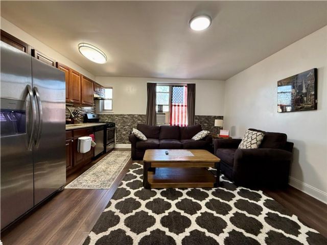  1 BR,  1.00 BTH &nbsp;Co-op style home in Randall Manor