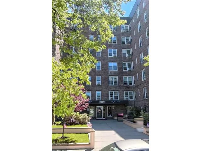  2 BR,  1.00 BTH &nbsp;Co-op style home in Marine Park